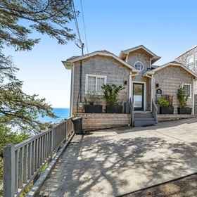 Hotel Exterior1Remodeled home with multiple decks & ocean views - short walk to beach,Oceanside Ocean Front Cabins飯店