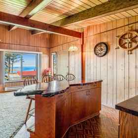 Logo1Dog-friendly home with water views, washer/dryer & fireplace - close to beaches,Oceanside Ocean Front Cabins飯店