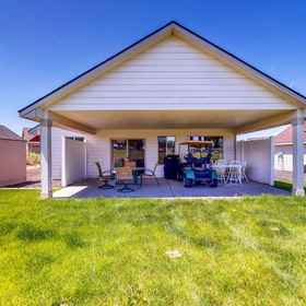 Hotel Exterior1Golf course getaway on 5th hole, across from Potholes State Park - dog-friendly,格兰特县飯店