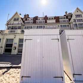 Hotel Exterior 1 Appartment with beach cabine and parking, Statue of Einstein Hotels