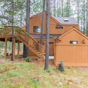 Hotel Exterior 1 Private Hot Tub and Gas Fireplace - Serene Forest Retreat, Lava Lands Visitor Center Hotels