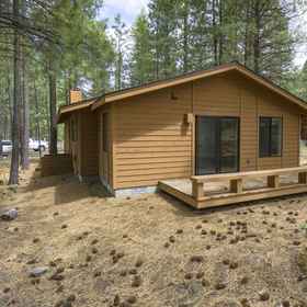 Hotel Exterior 1 Private Hot Tub and A/C Included - Cozy Rustic Retreat, Lava Lands Visitor Center Hotels