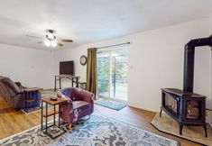 Others 4 Split-level home with 2 fireplaces & backyard - near downtown & Lake Whatcom