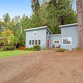 Hotel Exterior1Water-view cottage on Hood Canal - wood stove, beach access, kayaks - 1 Dog OK,基察普县飯店