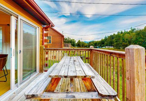 Others Downtown cabin with private hot tub, 2 decks, fireplace, grill, streaming, & AC