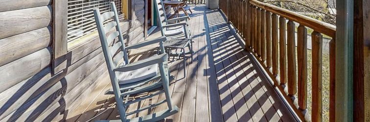 기타 Dog-friendly cabin with private hot tub, shared pool, deck, fireplace, & WiFi