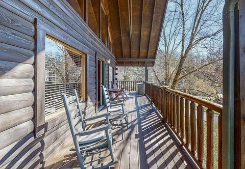 기타 Dog-friendly cabin with private hot tub, shared pool, deck, fireplace, & WiFi