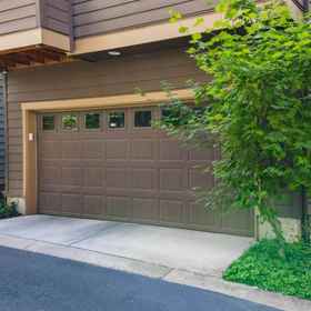 Hotel Exterior 1 Vibrant Décor and Access to Community Pool - Stylish Oasis, Oregon Zoo Hotels