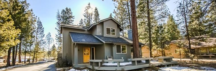 Others Sunriver home with WiFi, fireplace, private hot tub, & SHARC passes - dogs ok