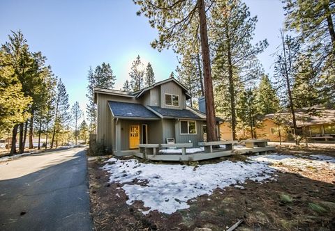 Others Sunriver home with WiFi, fireplace, private hot tub, & SHARC passes - dogs ok