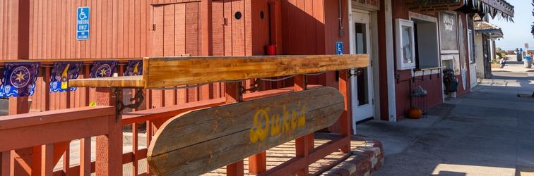 其他 Spacious Deck with Peek-a-Boo Water Views - Exquisite Coastal Haven