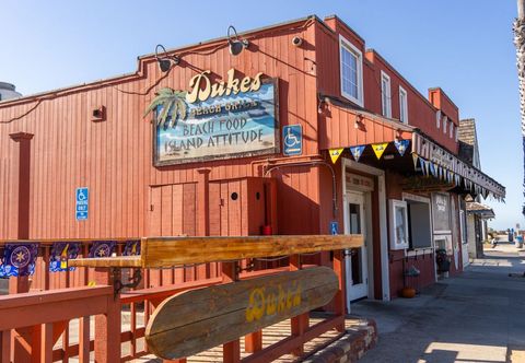 其他 Spacious Deck with Peek-a-Boo Water Views - Exquisite Coastal Haven