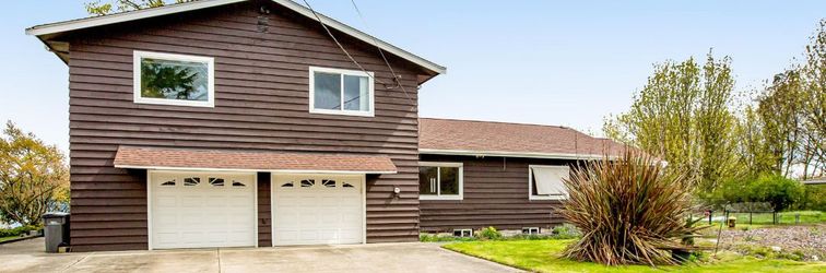 Others Soundfront home with WiFi, washer/dryer, central AC, and enclosed yard