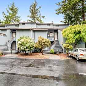 Hotel Exterior1Bay-view condo with pool, hot tub, balcony & lofted layout - walk to the beach,Grandview Golf Course飯店