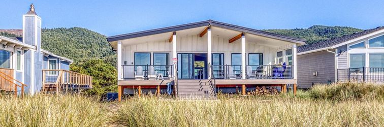 其他 Beautiful beachfront home with huge ocean view, beach access & large deck