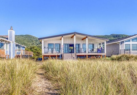 其他 Beautiful beachfront home with huge ocean view, beach access & large deck