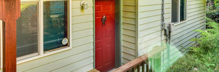 其他 Lakefront home with stunning views, private hot tub, dock & 2-story deck