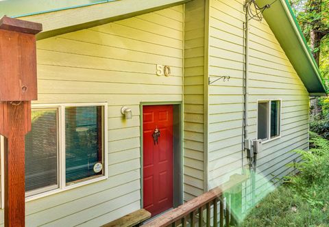 其他 Lakefront home with stunning views, private hot tub, dock & 2-story deck