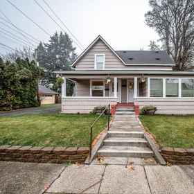 Hotel Exterior1Craftsman Cottage,Lively Park Swim Center飯店