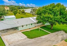 其他 5 Dog-friendly lakefront home with fast WiFi, central AC, patio, & game room