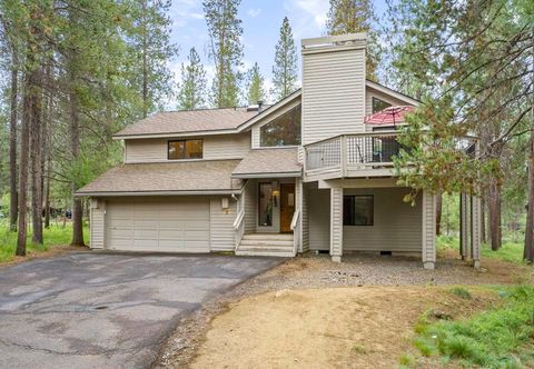 Others Spacious Living, Hot Tub and Scenic Balconies - Elegant Retreat