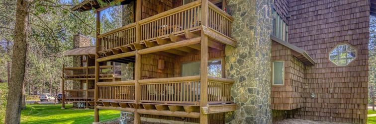Khác Tree-lined escape with fireplace, grill, shared pool, hot tub, sauna, & courts