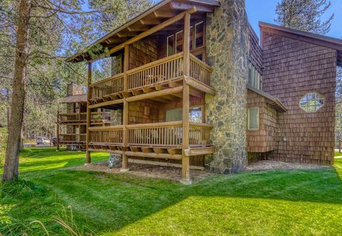 Khác Tree-lined escape with fireplace, grill, shared pool, hot tub, sauna, & courts