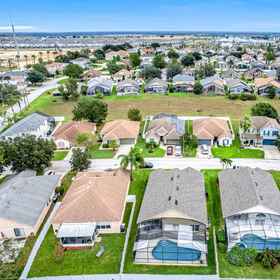 Hotel Exterior 1 Ngôi nhà quyến rũ với hồ bơi, sân có hàng rào, điều hòa trung tâm và máy giặt/máy sấy, Khách sạn Calabay Palms Villa