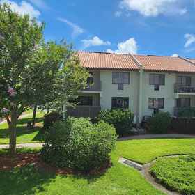 Hotel Exterior 1 Stunning Views and Eco-Friendly Pool - Elegant Waterfront Escape, 埃克德学院 酒店