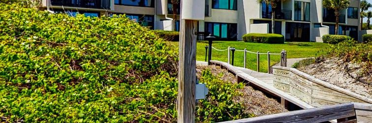 Khác Renovated condo with easy beach access, balcony, pool & spectacular ocean views