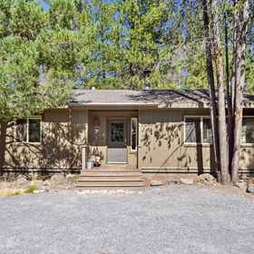 Hotel Exterior 1 Private Hot Tub, A/C and Sharc Passes Included - Tranquil Retreat, Lava Lands Visitor Center Hotels