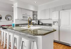 其他 6 Luxurious dog-friendly water-view home with private beach access & hot tub