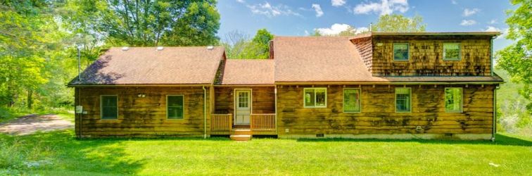 Others Serene Mountain Cabin with Private Outdoor Space - Inviting Cozy