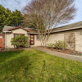 Hotel Exterior1Hedge Rose House,洪堡州立大学飯店