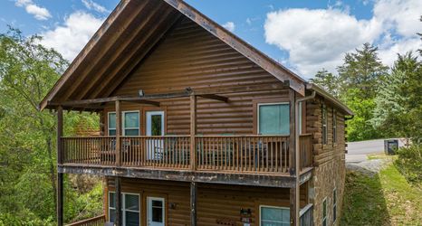 Others 2 Resort Pool and Hot Tub with Theater - Stunning Luxury Escape