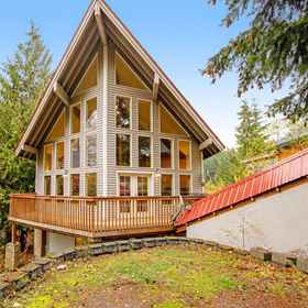 Logo1Sunny, Ski-in/Ski-Out Getaway w/ Free WiFi, Mountain Views, & a Game Room,华盛顿州飯店