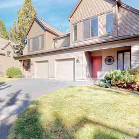 Hotel Exterior 1 Charming home with private hot tub, shared pool, & SHARC access, 라바 랜즈 비지터 센터 호텔