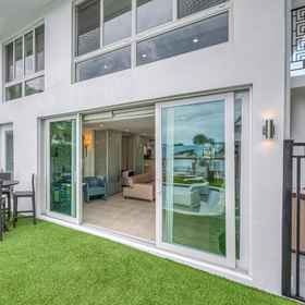 Hotel Exterior1Tranquil Waterfront Haven - Heated Pool, Grill, Wifi,拉斯奥拉斯河滨飯店