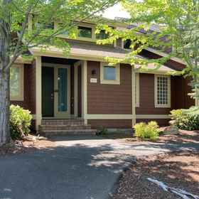 Hotel Exterior 1 Light-filled townhome with fireplace, pools, hot tubs, gyms, golf & tennis, Deschutes County Hotels