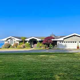 Hotel Exterior1Chic and large home with private hot tub, ocean & beach views & beach access,洪堡县飯店