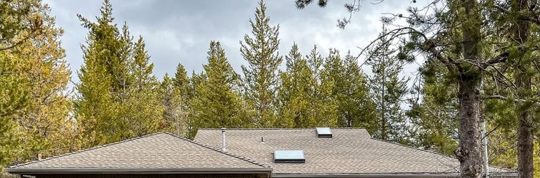 Lain-lain Spacious & open getaway with private hot tub, bikes, wood stove & SHARC