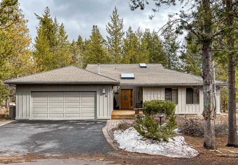 Lain-lain Spacious & open getaway with private hot tub, bikes, wood stove & SHARC