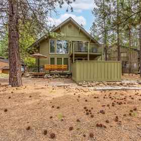 Logo 1 Private Hot Tub and Foosball Game - Charming Classic Cabin, デシューツ郡 ホテル