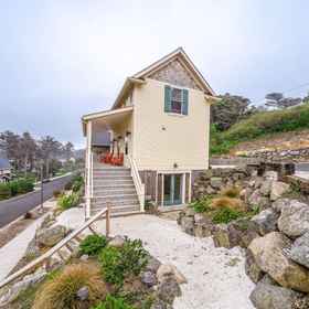 Hotel Exterior1Mermaids Grotto,Roads End State Recreation Site飯店