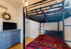 Others 2 Downtown cabin with private hot tub, 2 decks, fireplace, grill, streaming, & AC