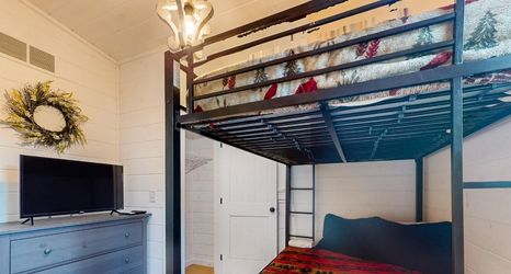 Others 2 Downtown cabin with private hot tub, 2 decks, fireplace, grill, streaming, & AC