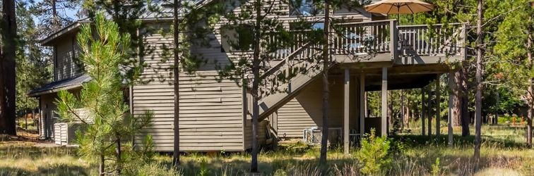 Others Cozy Living Space and Private Hot Tub - Bright Inviting Haven