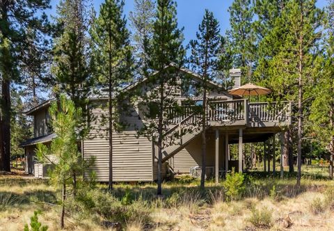 Others Cozy Living Space and Private Hot Tub - Bright Inviting Haven