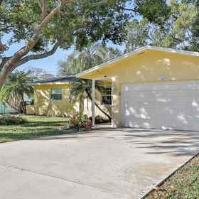 Hotel Exterior 1 Stunning, centrally located home with enclosed yard, patio, grill, W/D & AC, Pinellas County Hotels