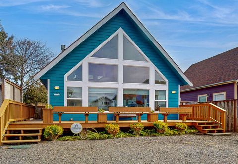 อื่นๆ Dog-friendly cottage with WiFi, fireplace, full backyard, & ocean views